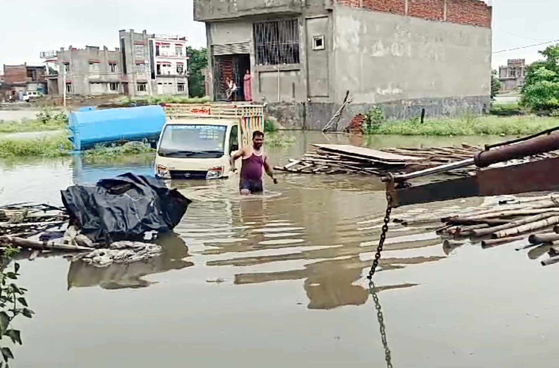 पुवायां में नाला तोड़कर पानी निकालने में लगा पालिका कर्मचारी। संवाद पुवायां में नाला तोड़कर पानी निकालने में लगा पालिका कर्मचारी। संवाद