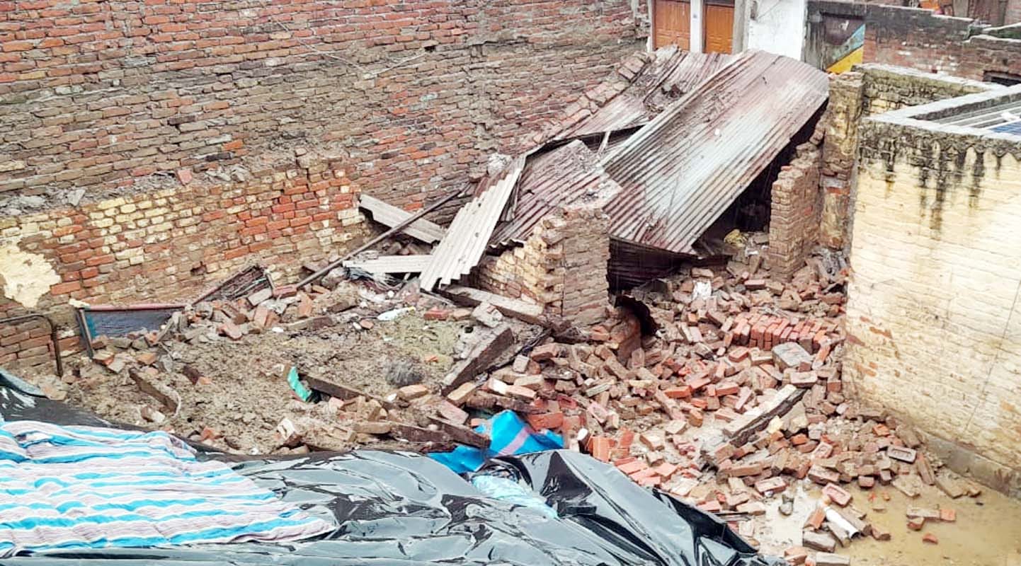 पुवायां में नाला तोड़कर पानी निकालने में लगा पालिका कर्मचारी। संवाद पुवायां में नाला तोड़कर पानी निकालने में लगा पालिका कर्मचारी। संवाद