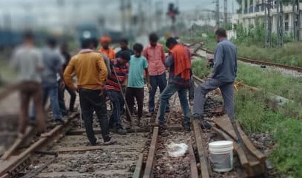 रोजा जंशन स्टेशन पर उड़नदस्ता कार्यालय भवन का मलबा। संवाद रोजा जंशन स्टेशन पर उड़नदस्ता कार्यालय भवन का मलबा। संवाद