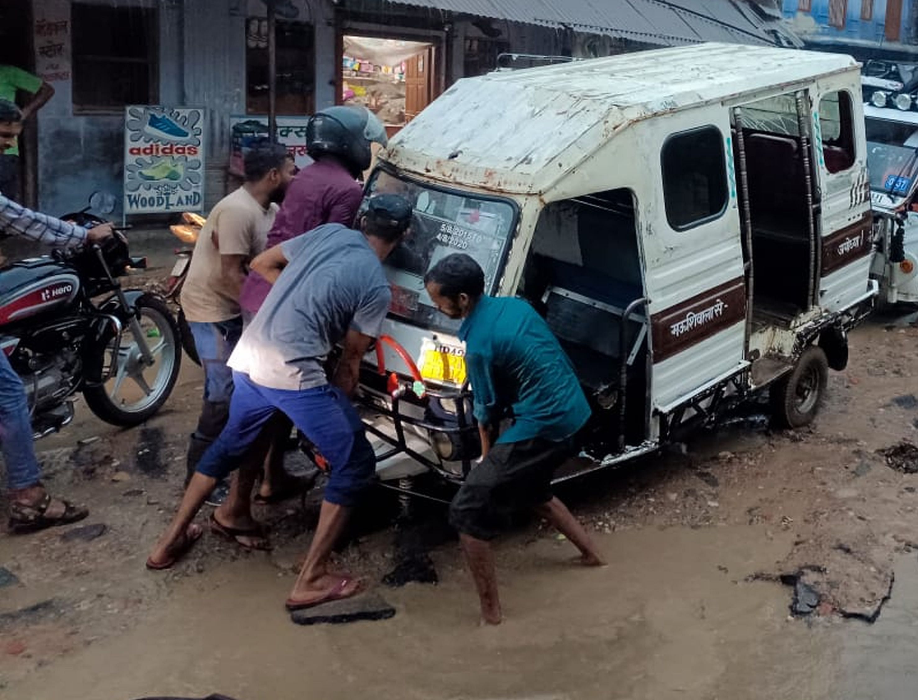 Waterlogging occurred on the road from Sabji Mandi to Asharfi Bhawan Square.