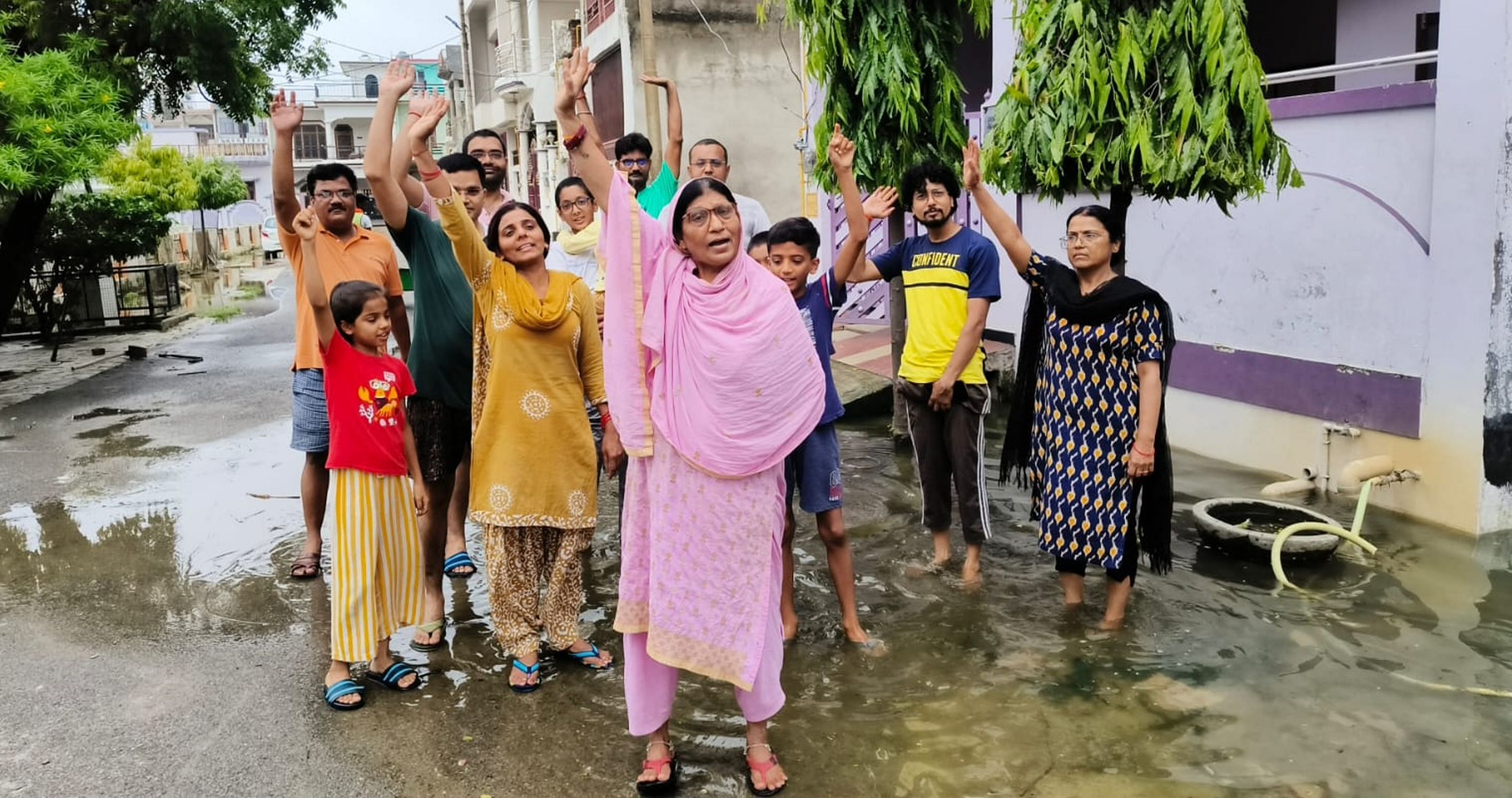 Waterlogging occurred on the road from Sabji Mandi to Asharfi Bhawan Square.