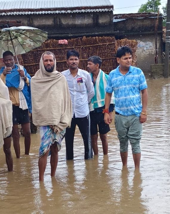 धोबियाना में एक दूजे की मदद कर छप्पर हटाते ग्रामीण। धोबियाना में एक दूजे की मदद कर छप्पर हटाते ग्रामीण।