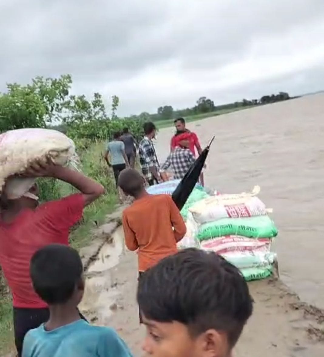 धोबियाना में एक दूजे की मदद कर छप्पर हटाते ग्रामीण। धोबियाना में एक दूजे की मदद कर छप्पर हटाते ग्रामीण।