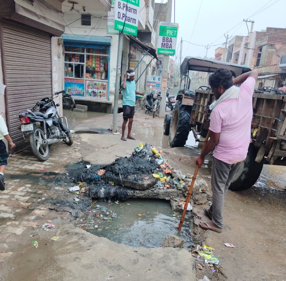 08जेएनडी04: भिवानी रोड पर नालों की सफाई में सहयोग के लिए लोगों को जागरूक करते हुए नगर परिषद के 