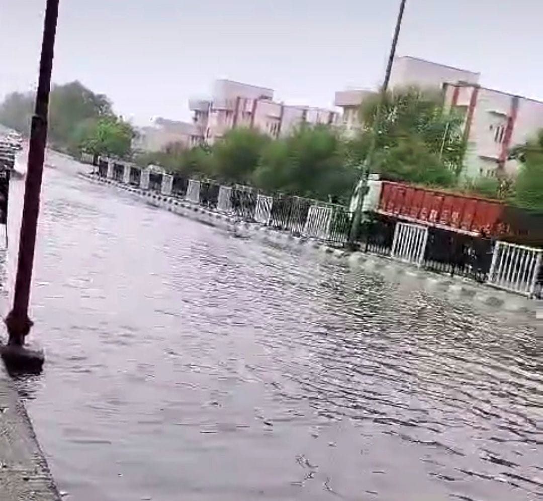 08जेएनडी11-नरवाना क्षेत्र में हाईवे पर भरा पानी। संवाद