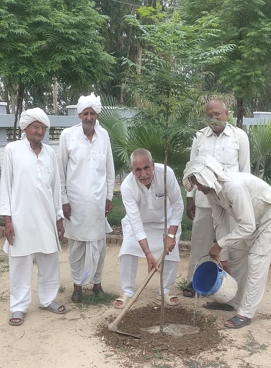 08जेएनडी13: पौधरोपण करते हुए सर्वजातीय खाप पंचायत के राष्ट्रीय संयोजक टेकराम कंडेला। स्रोत संगठ 08जेएनडी13: पौधरोपण करते हुए सर्वजातीय खाप पंचायत के राष्ट्रीय संयोजक टेकराम कंडेला। स्रोत संगठ