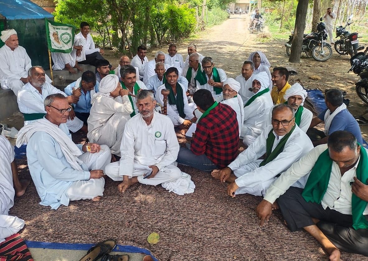 08जेएनडी30: बिजली निगम कार्यालय के बाहर धरने पर बैठे किसान। संवाद 08जेएनडी30: बिजली निगम कार्यालय के बाहर धरने पर बैठे किसान। संवाद