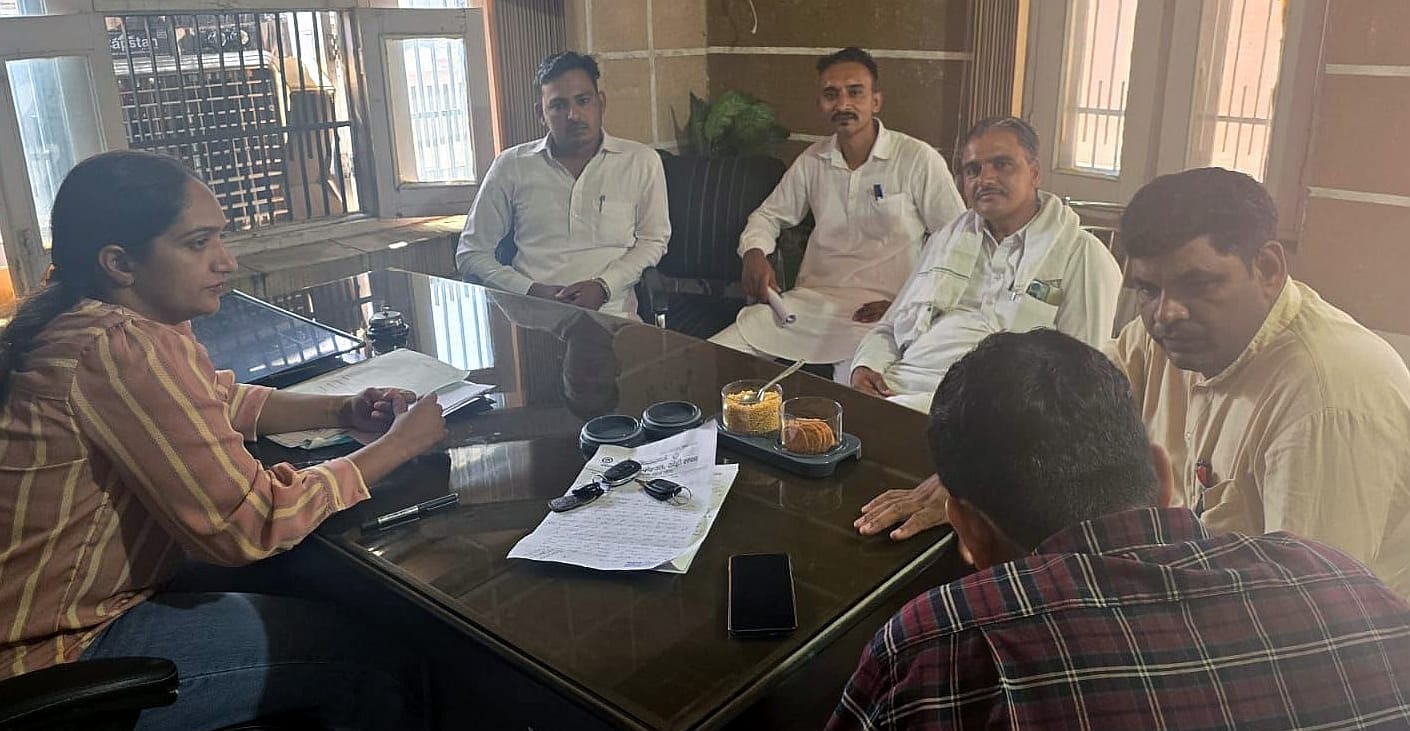 08जेएनडी32: सरपंचों के साथ मीटिंग करते हुए जन स्वास्थ्य विभाग एसडीओ सुनीता नैन। संवाद 08जेएनडी32: सरपंचों के साथ मीटिंग करते हुए जन स्वास्थ्य विभाग एसडीओ सुनीता नैन। संवाद