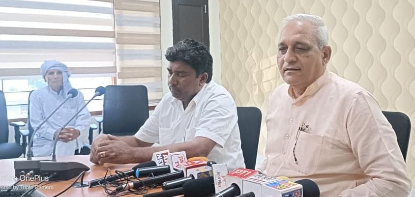 08जेएनडी47-पत्रकारों से बातचीत करते डिप्टी स्पीकर रणबीर गंगवा। संवाद
