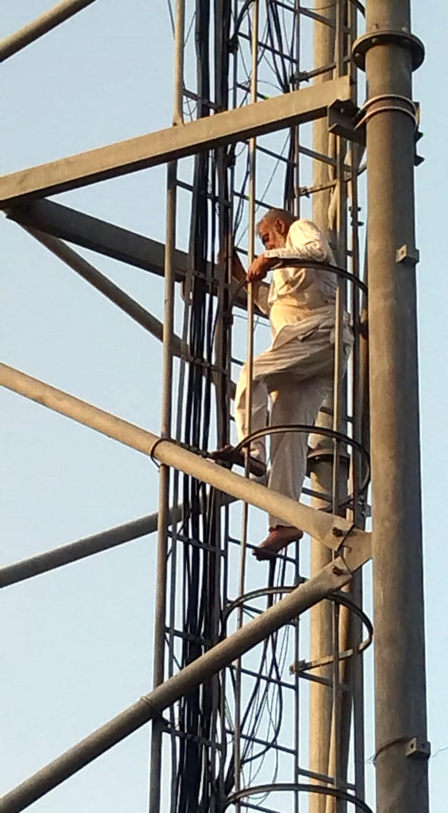 08जेएनडी52 : टावर से नीचे उतरता कृष्ण। संवाद 08जेएनडी52 : टावर से नीचे उतरता कृष्ण। संवाद