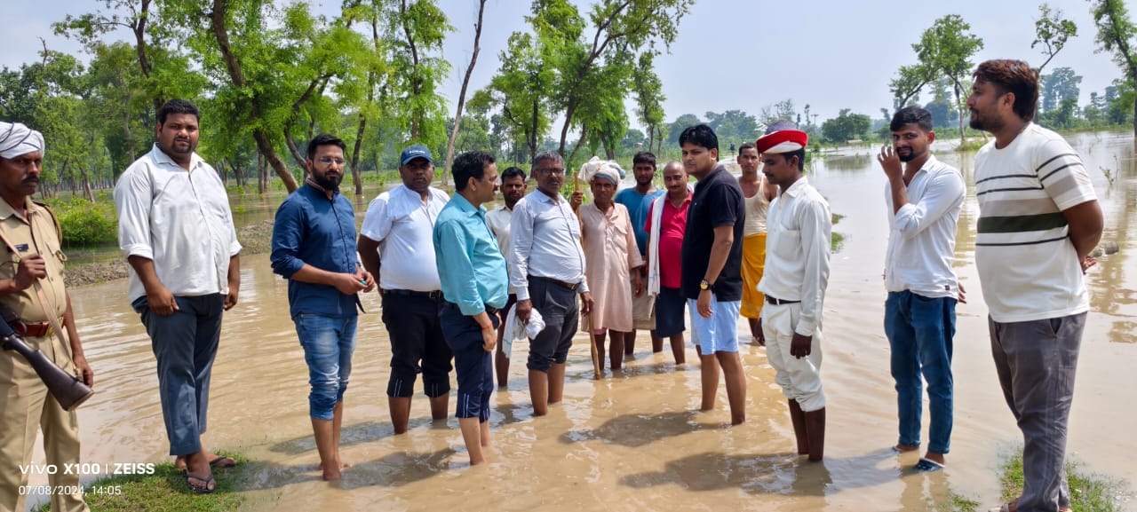बिजुआ क्षेत्र में बझेड़ा तटबंध कटने के बाद का नजारा- संवाद बिजुआ क्षेत्र में बझेड़ा तटबंध कटने के बाद का नजारा- संवाद