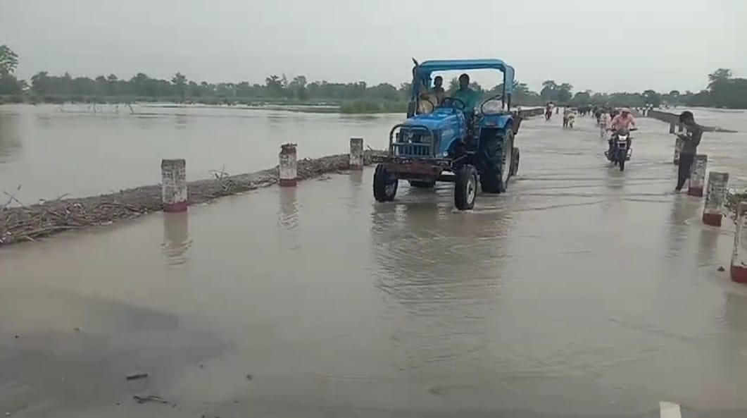 बिजुआ क्षेत्र में बझेड़ा तटबंध कटने के बाद का नजारा- संवाद बिजुआ क्षेत्र में बझेड़ा तटबंध कटने के बाद का नजारा- संवाद