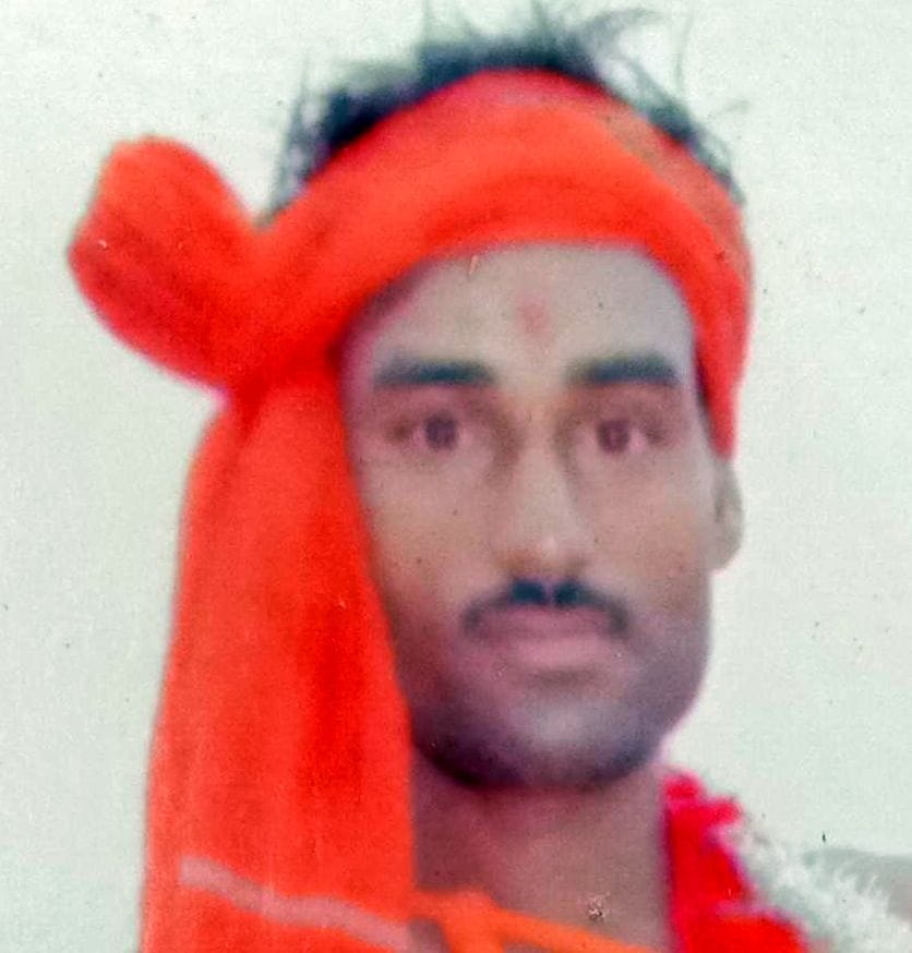 चायल कस्बा के नईम मियां का पूरा में संतोष कुमार की मौत पर रोते बिलखेते परिजन। स्रोत: सोशल म चायल कस्बा के नईम मियां का पूरा में संतोष कुमार की मौत पर रोते बिलखेते परिजन। स्रोत: सोशल म