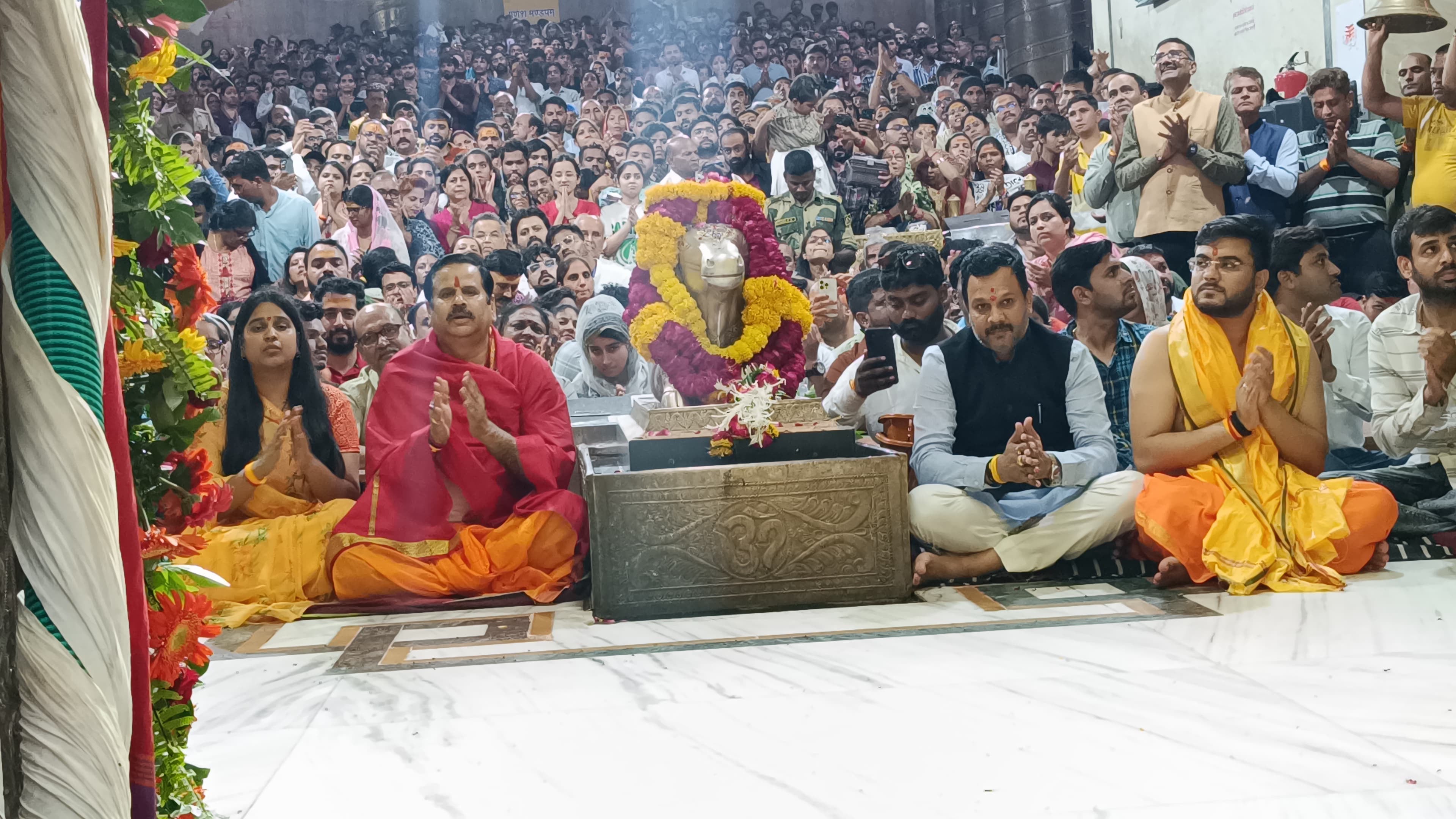 गर्भ ग्रह और भस्म आरती में बैठे दिखाई दे रहे भाजपा के प्रदेश के संगठन प्रभारी महेंद्र सिंह और उ