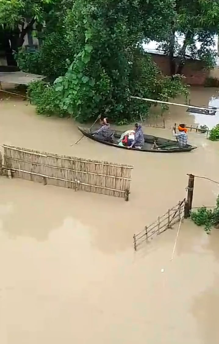 गांव चंदिया हजारा के समीप ट्रैक्टर ट्रॉली से निकल कर जाते बाढ़ में फंसे लोग।स्रोत:ग्रामीण