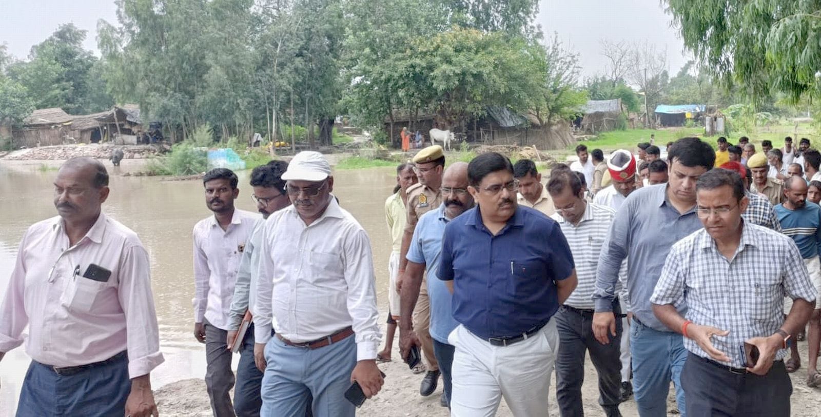 कछला घाट पर बढ़ा गंगा का जलस्तर अपनी दुकानें समेटते दुकानदार। संवाद कछला घाट पर बढ़ा गंगा का जलस्तर अपनी दुकानें समेटते दुकानदार। संवाद