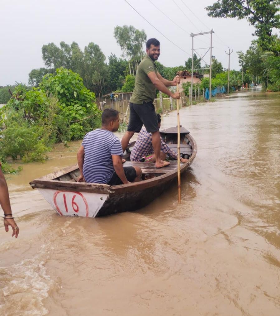 कलीनगर के गांव कंजियासिंहपुर में बाढ़ के बीच मासूम बच्चे को गोद में लेकर सुरक्षित स्थान पर जात