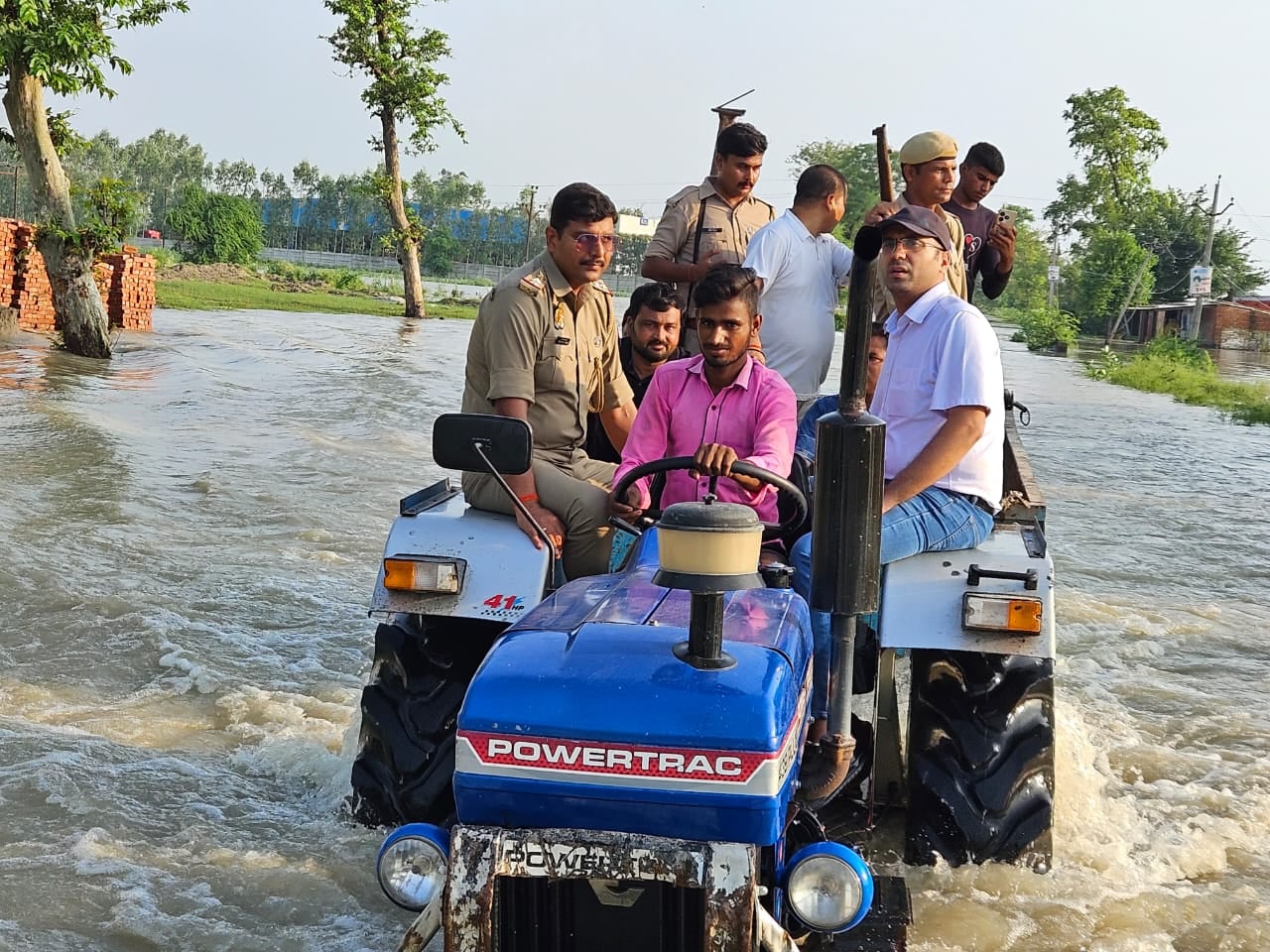 मीटरगेज के भीरा-पलिया के बीच ट्रैक के पास हुआ कटान मीटरगेज के भीरा-पलिया के बीच ट्रैक के पास हुआ कटान