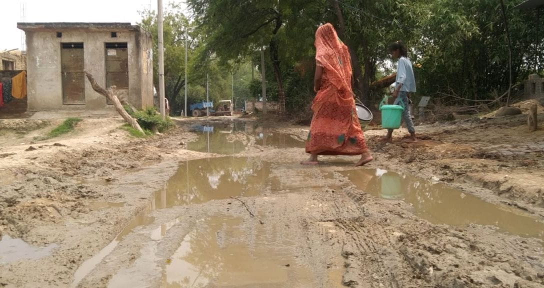 नगर पालिका परिषद मंझनपुर के वार्ड नं.24 संत कबीर नगर की गली में जलभराव।      संवाद