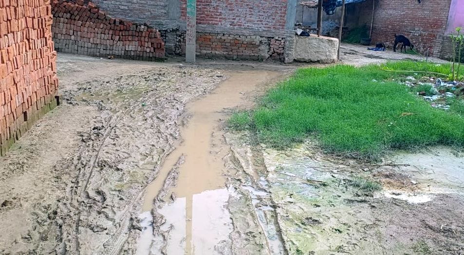 नगर पालिका परिषद मंझनपुर के वार्ड नं.24 संत कबीर नगर की गली में जलभराव।      संवाद