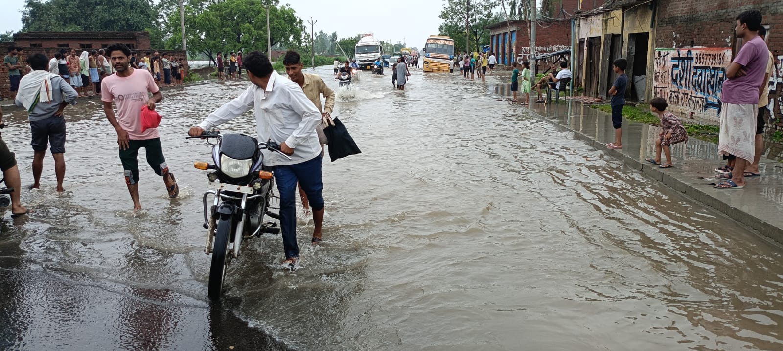 नेपाल सीमा के गांव बाजार घाट में पानी भरने से छत पर शरण लिए लोग।स्रोत:ग्रामीण नेपाल सीमा के गांव बाजार घाट में पानी भरने से छत पर शरण लिए लोग।स्रोत:ग्रामीण