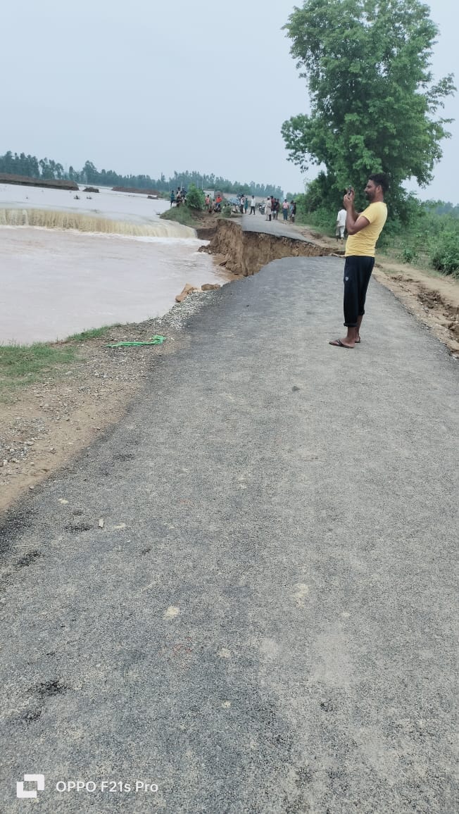 नेपाल सीमा के गांव बाजार घाट में पानी भरने से छत पर शरण लिए लोग।स्रोत:ग्रामीण नेपाल सीमा के गांव बाजार घाट में पानी भरने से छत पर शरण लिए लोग।स्रोत:ग्रामीण