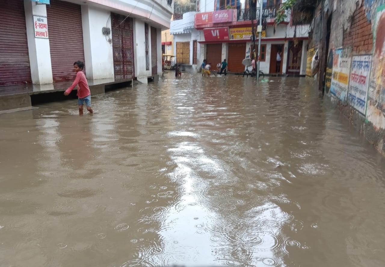 शहर की छोटी माक्रेंट के पास भरा बारिश का पानी।संवाद शहर की छोटी माक्रेंट के पास भरा बारिश का पानी।संवाद