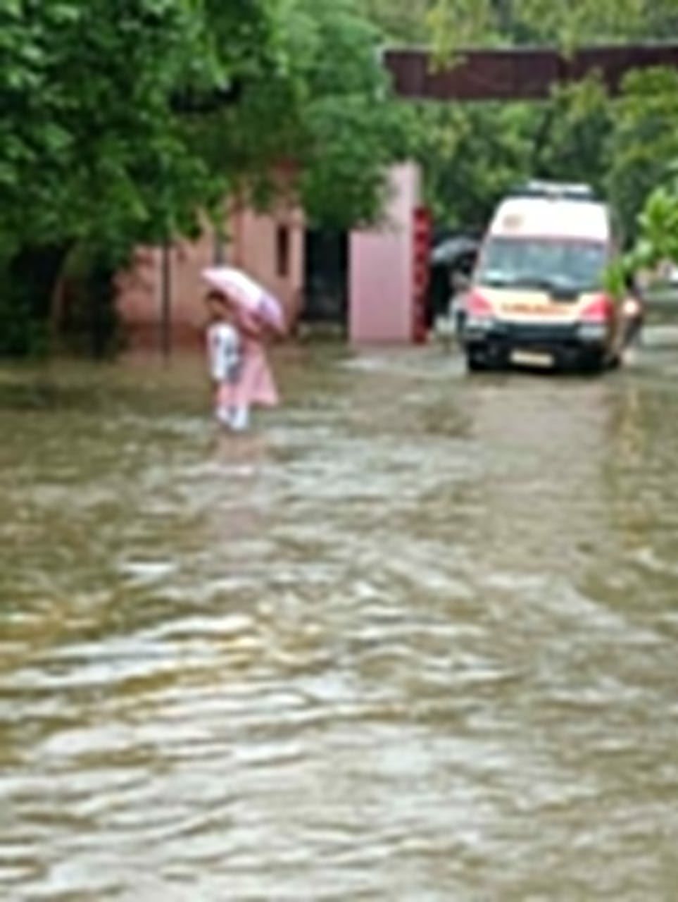 शहर की छोटी माक्रेंट के पास भरा बारिश का पानी।संवाद शहर की छोटी माक्रेंट के पास भरा बारिश का पानी।संवाद