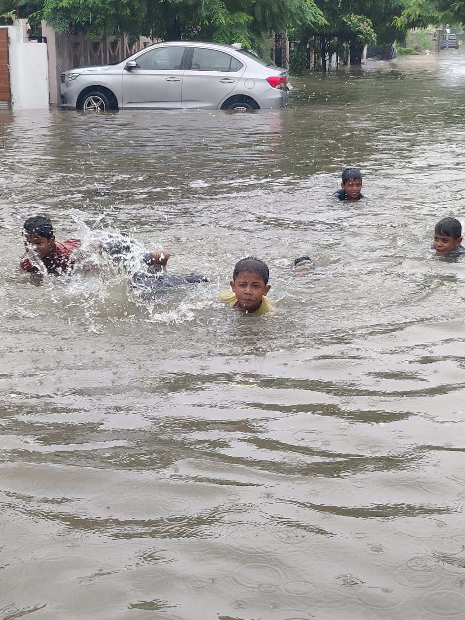 शहर की छोटी माक्रेंट के पास भरा बारिश का पानी।संवाद शहर की छोटी माक्रेंट के पास भरा बारिश का पानी।संवाद