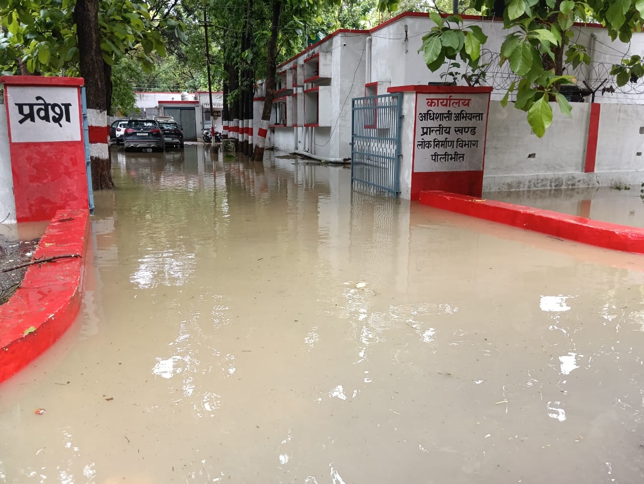 शहर की छोटी माक्रेंट के पास भरा बारिश का पानी।संवाद शहर की छोटी माक्रेंट के पास भरा बारिश का पानी।संवाद
