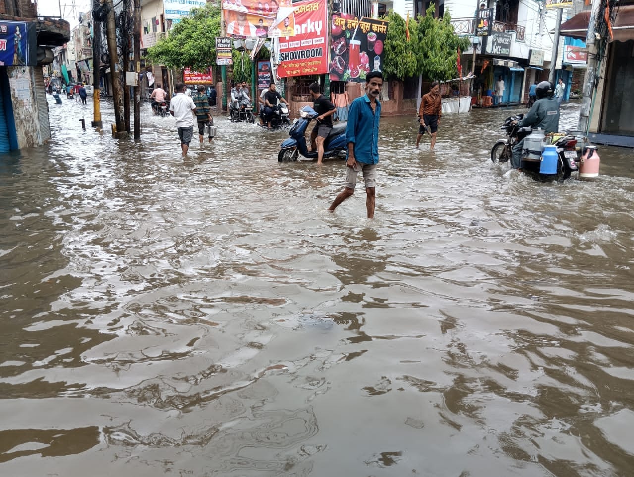 शहर की छोटी माक्रेंट के पास भरा बारिश का पानी।संवाद शहर की छोटी माक्रेंट के पास भरा बारिश का पानी।संवाद
