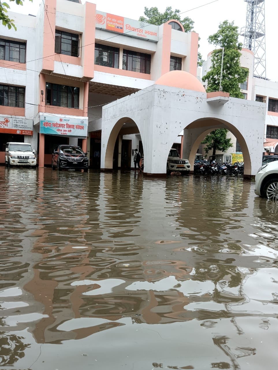 शहर की छोटी माक्रेंट के पास भरा बारिश का पानी।संवाद शहर की छोटी माक्रेंट के पास भरा बारिश का पानी।संवाद