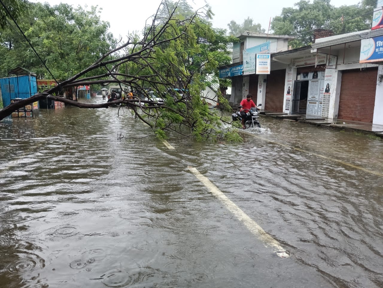 शहर की छोटी माक्रेंट के पास भरा बारिश का पानी।संवाद शहर की छोटी माक्रेंट के पास भरा बारिश का पानी।संवाद