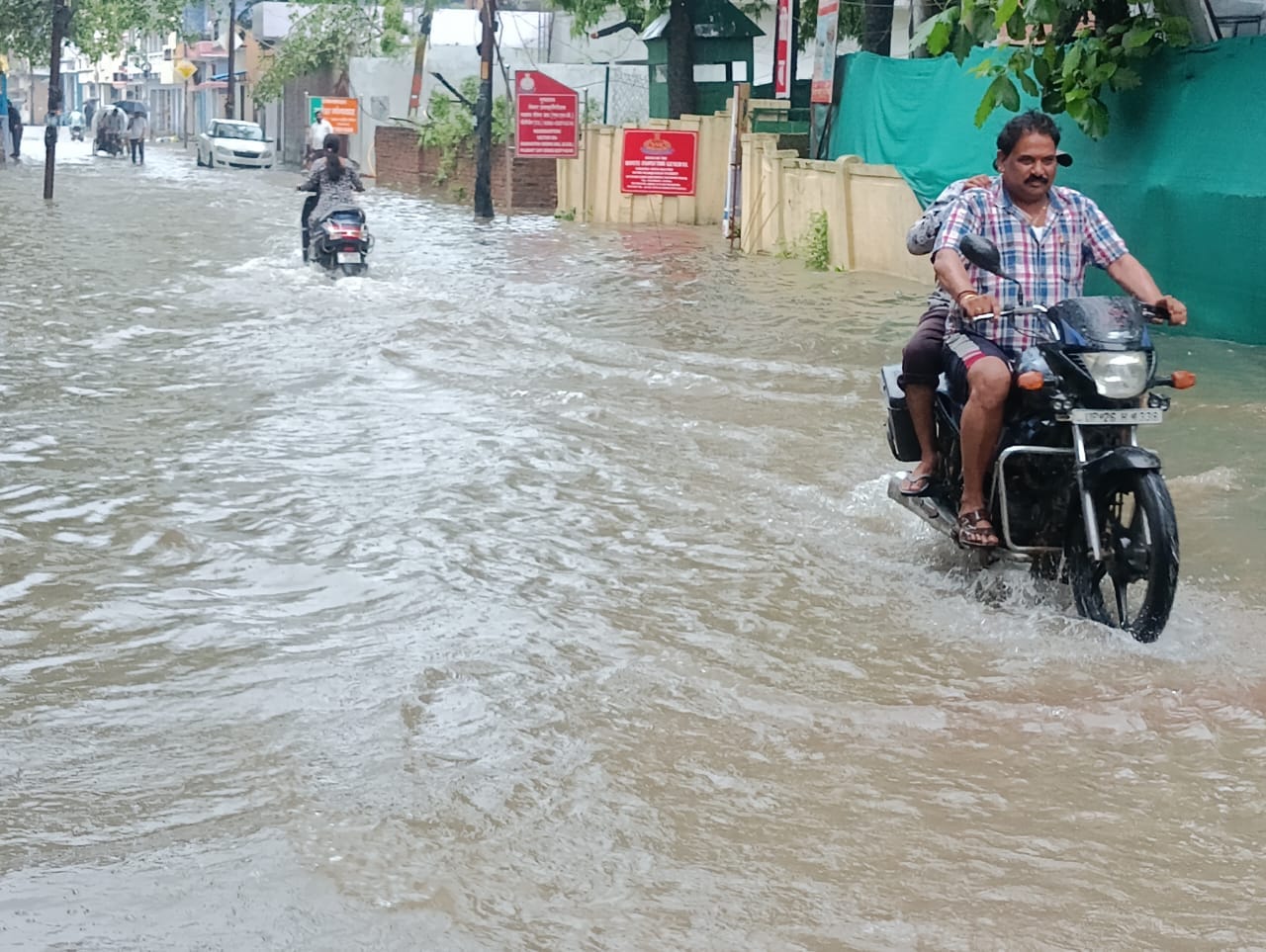शहर की छोटी माक्रेंट के पास भरा बारिश का पानी।संवाद शहर की छोटी माक्रेंट के पास भरा बारिश का पानी।संवाद