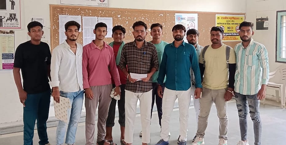09जेएनडी02: कॉलेज में हेल्प डेस्क लगाए किसान छात्र एकता संगठन के पदाधिकारी। संवाद 09जेएनडी02: कॉलेज में हेल्प डेस्क लगाए किसान छात्र एकता संगठन के पदाधिकारी। संवाद