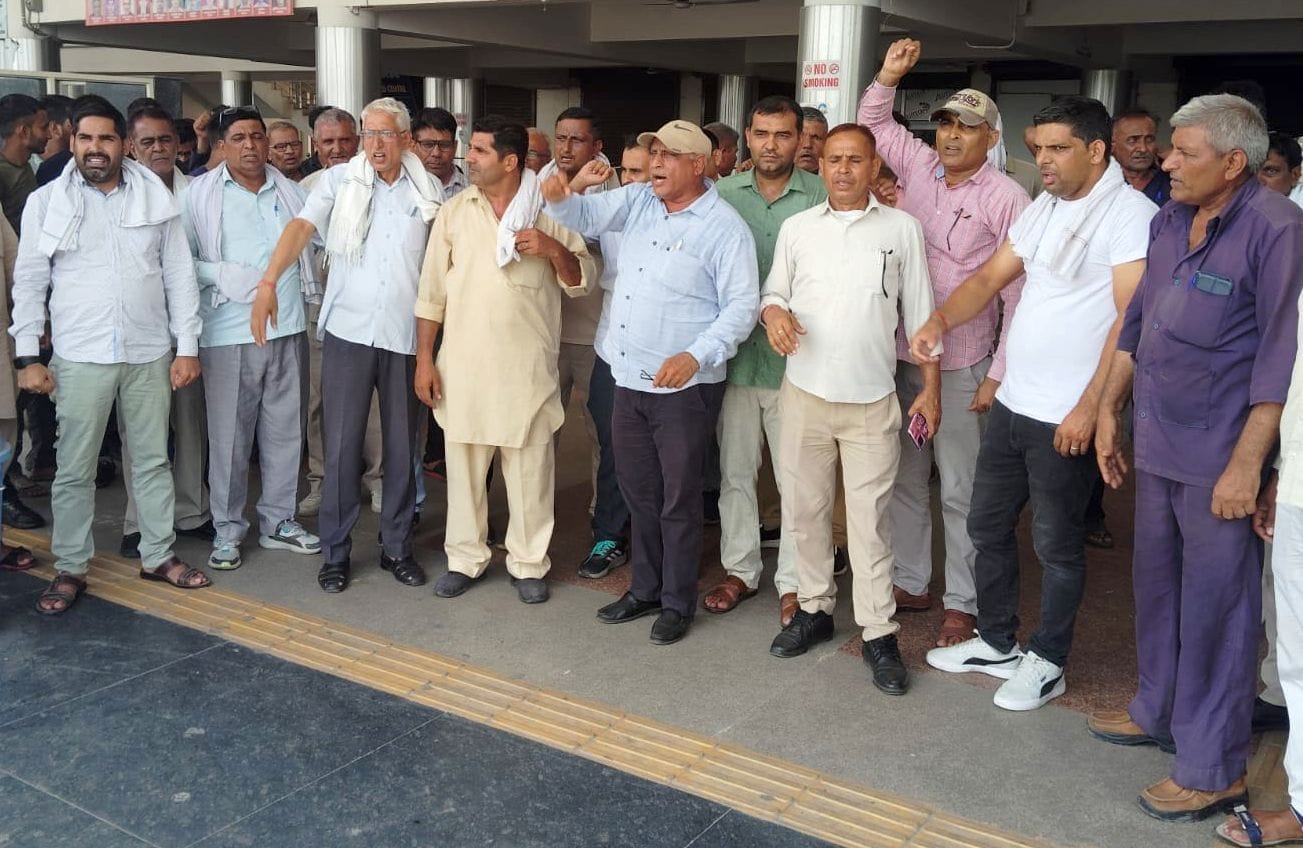 09जेएनडी04-निजी परमिट जारी करने के विरोध में प्रदर्शन करते हुए रोडवेज कर्मचारी। संवाद 09जेएनडी04-निजी परमिट जारी करने के विरोध में प्रदर्शन करते हुए रोडवेज कर्मचारी। संवाद