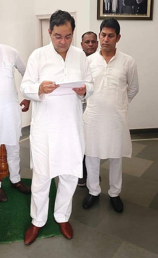 09जेएनडी20: डूमरखा कलां आवास पर समस्याएं सुनते पूर्व सांसद बृजेंद्र सिंह। संवाद 09जेएनडी20: डूमरखा कलां आवास पर समस्याएं सुनते पूर्व सांसद बृजेंद्र सिंह। संवाद