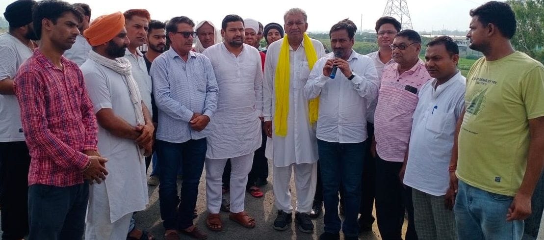09जेएनडी26-हलके में लोगों को संबोधित करते प्रदेश उपाध्यक्ष अनिल रंगा। संवाद 09जेएनडी26-हलके में लोगों को संबोधित करते प्रदेश उपाध्यक्ष अनिल रंगा। संवाद