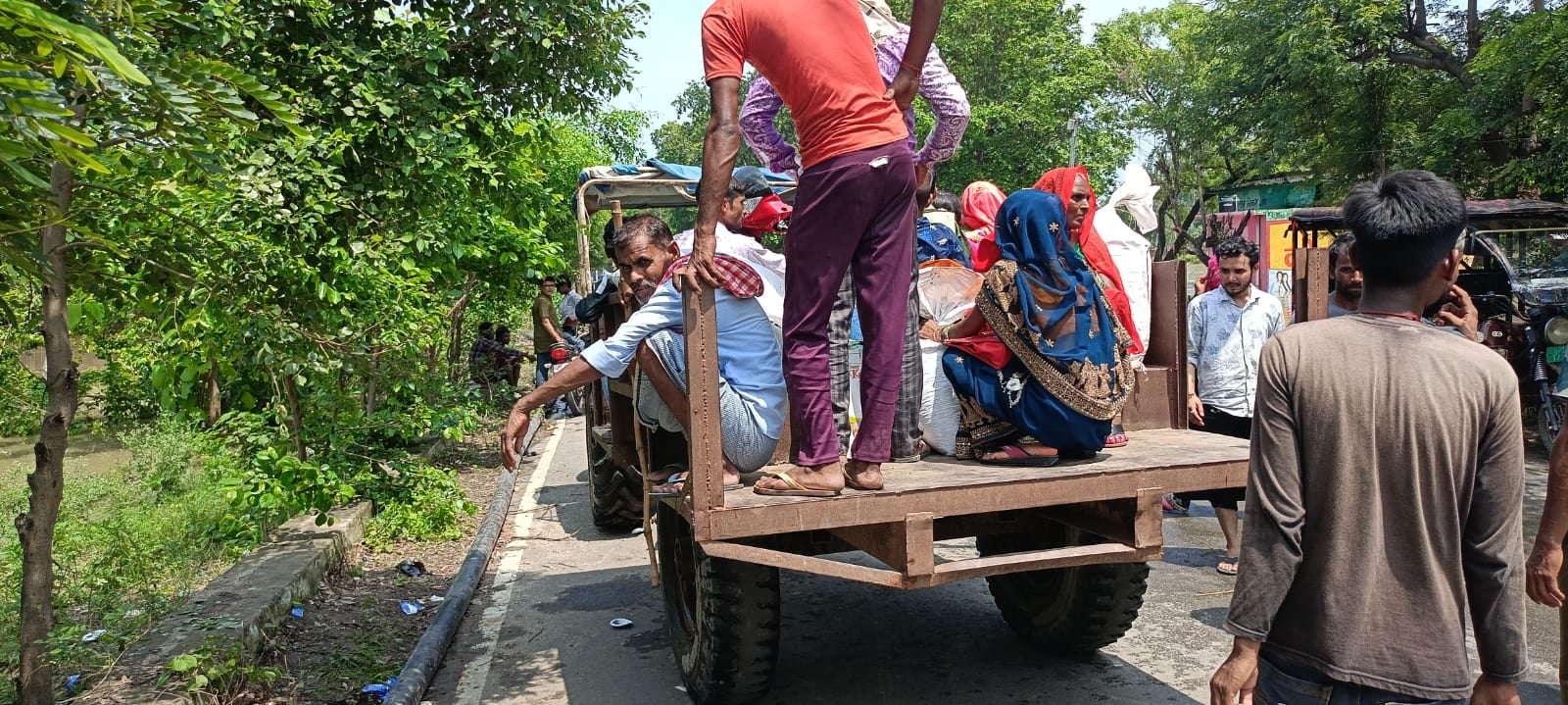 बीसलपुर में गांव गुलैदा के पास कटी सड़क।संवाद बीसलपुर में गांव गुलैदा के पास कटी सड़क।संवाद