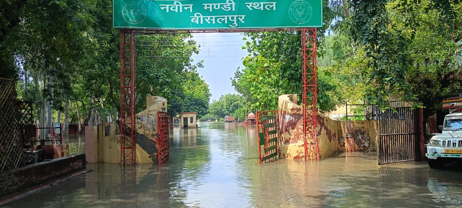 बीसलपुर में गांव गुलैदा के पास कटी सड़क।संवाद बीसलपुर में गांव गुलैदा के पास कटी सड़क।संवाद