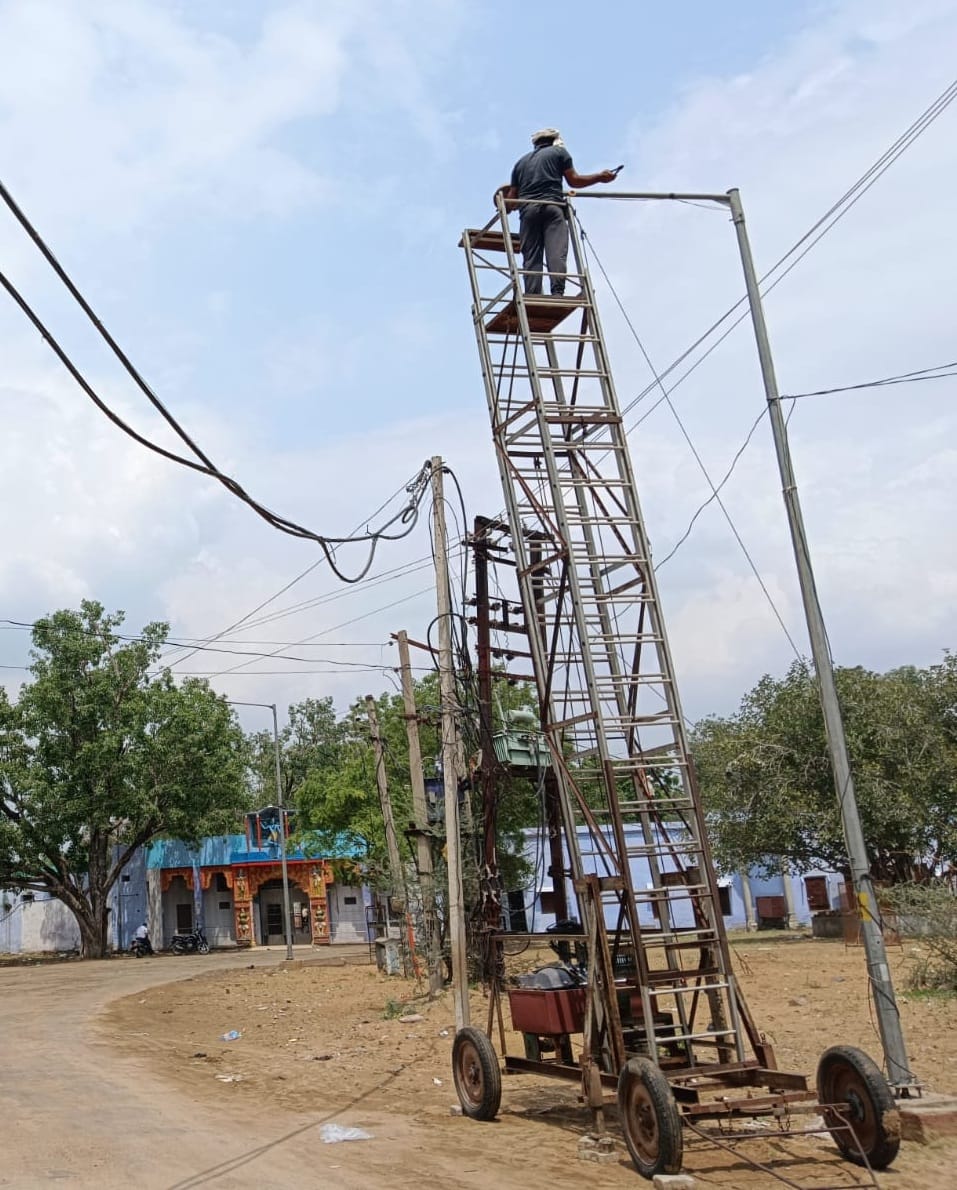 फोटो संख्या:55- मोदाश्रम मंदिर के पास स्ट्रीट लाइट लगाते कर्मचारी--स्रोत--संवाद
