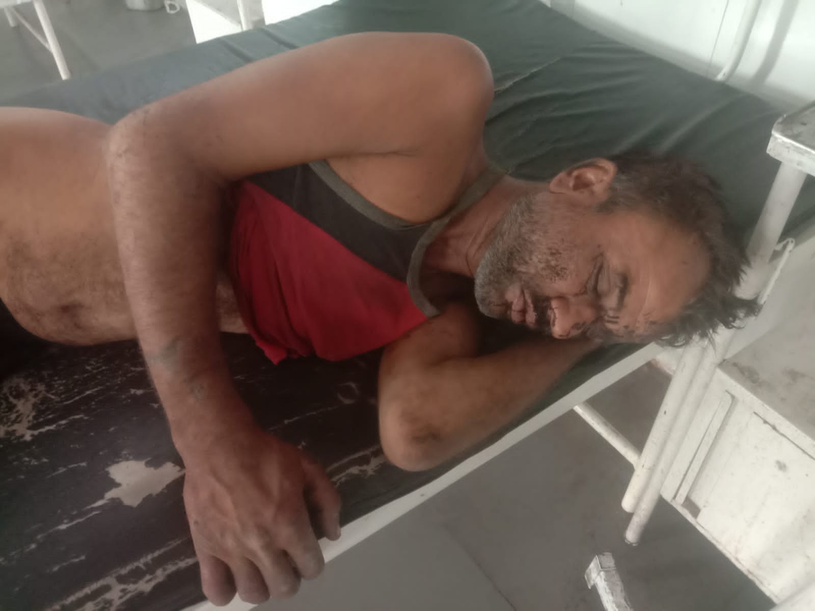 काँच से भरा ट्राला पलटी खाकर गड्ढे में गिरा.....ड्रायवर और क्लीनर की हालत गंभीर