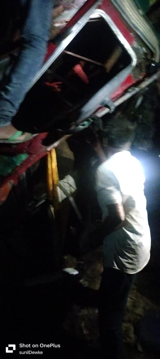 काँच से भरा ट्राला पलटी खाकर गड्ढे में गिरा.....ड्रायवर और क्लीनर की हालत गंभीर