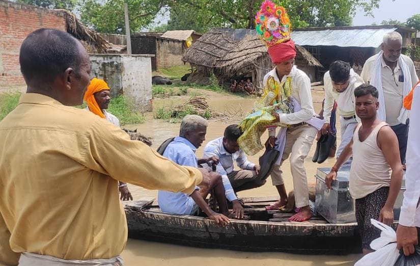 मझगईं क्षेत्र में ट्रैक्टर पर बैठकर दुल्हन को विदा करने जाता दूल्हा।