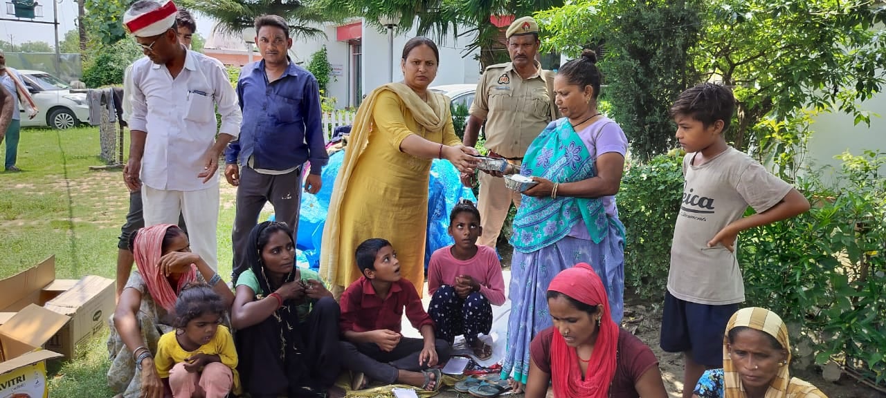 पलिया के अतरिया में शारदा पुल के बीच में कटी रेललाइन। संवाद पलिया के अतरिया में शारदा पुल के बीच में कटी रेललाइन। संवाद
