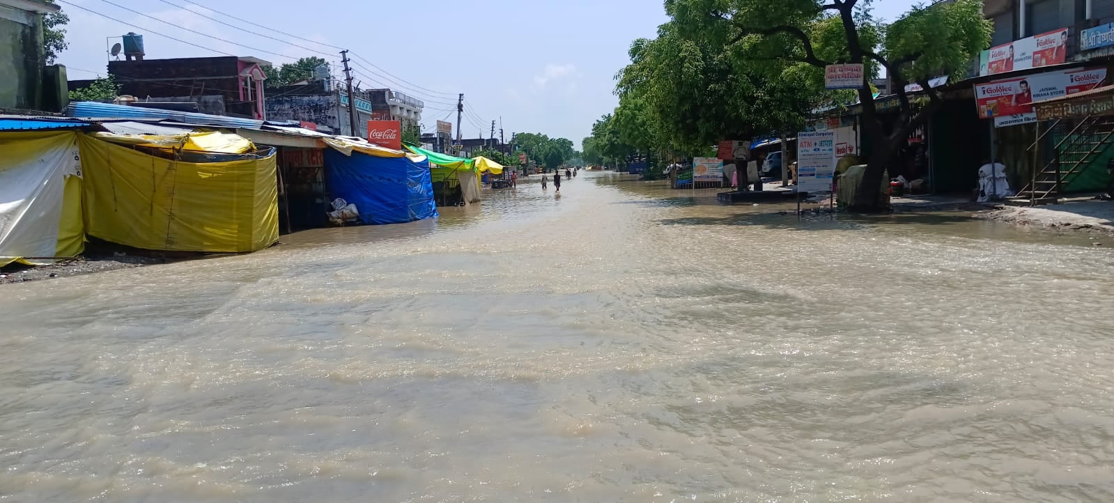 पलिया के अतरिया में शारदा पुल के बीच में कटी रेललाइन। संवाद पलिया के अतरिया में शारदा पुल के बीच में कटी रेललाइन। संवाद