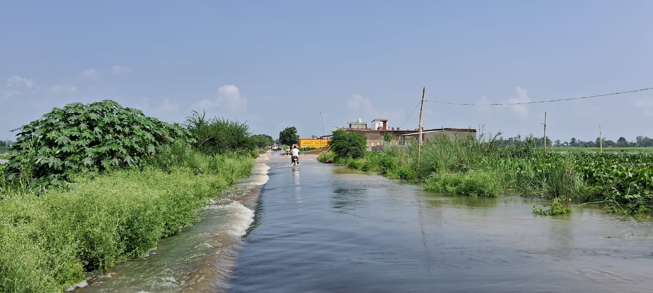 पलिया के अतरिया में शारदा पुल के बीच में कटी रेललाइन। संवाद पलिया के अतरिया में शारदा पुल के बीच में कटी रेललाइन। संवाद