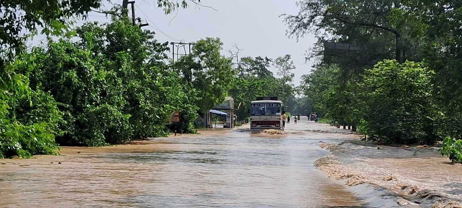 पलिया के अतरिया में शारदा पुल के बीच में कटी रेललाइन। संवाद पलिया के अतरिया में शारदा पुल के बीच में कटी रेललाइन। संवाद