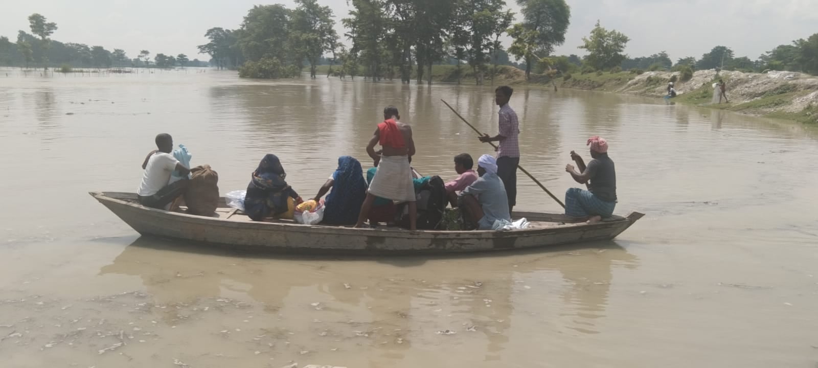 पलिया के अतरिया में शारदा पुल के बीच में कटी रेललाइन। संवाद पलिया के अतरिया में शारदा पुल के बीच में कटी रेललाइन। संवाद