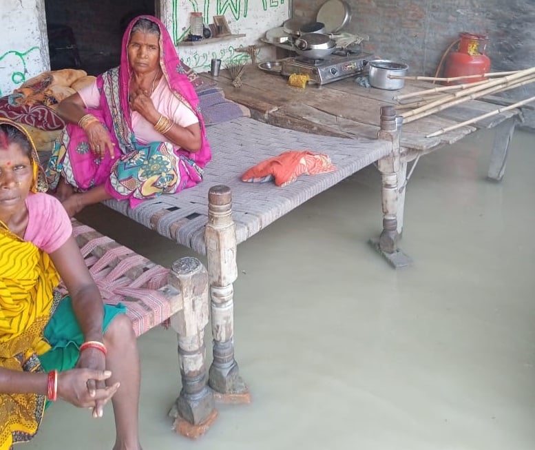 पलिया के अतरिया में शारदा पुल के बीच में कटी रेललाइन। संवाद पलिया के अतरिया में शारदा पुल के बीच में कटी रेललाइन। संवाद